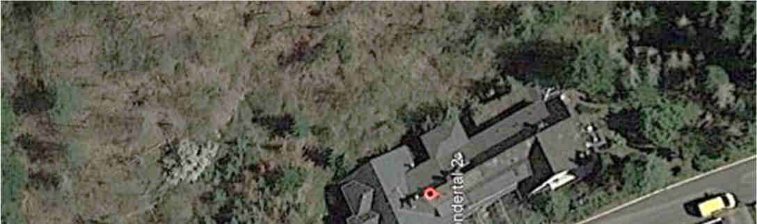 Luftbildansicht eines Grundstücks in Koblenz, Kondertal, mit umgebender Vegetation und Straße, roter Markierungspunkt auf dem Gebäude