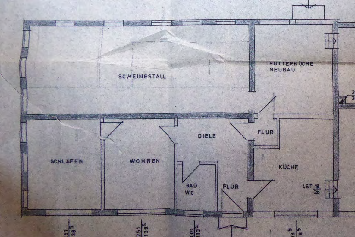 Grundriss eines Reihenhauses mit Wohnbereich, Schlafzimmer, Küche, Bad, WC, Flur und Schweinestall sowie Futterküche Neubau