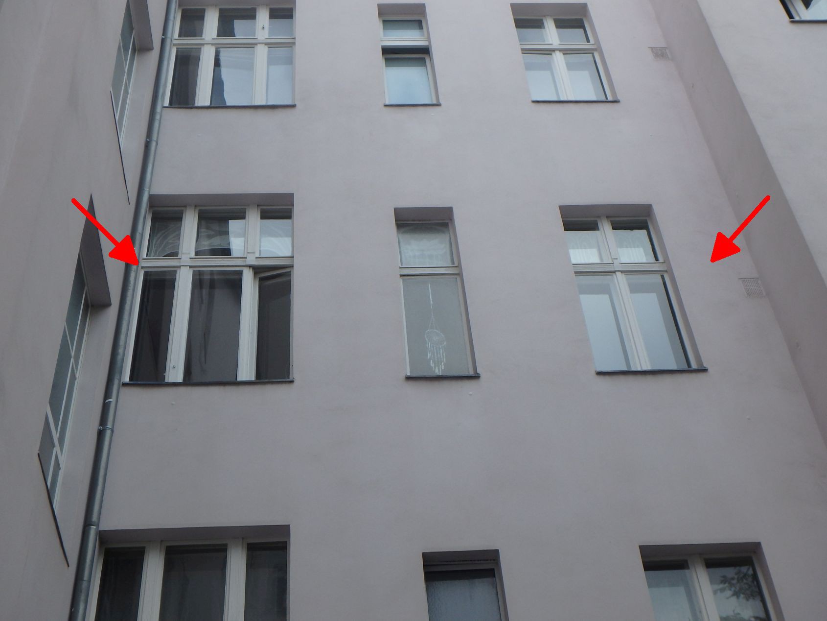 Seitenansicht eines Wohngebäudes mit mehreren Fenstern und einem Regenrohr, Berlin, Leibnizstraße 70