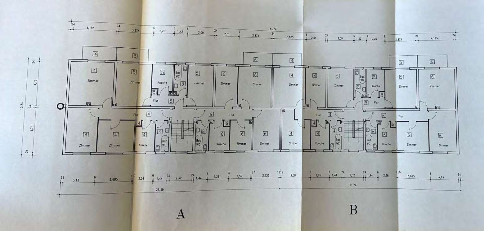 Grundriss zweier Wohnungen mit Räumen, Küchen, Bädern und Maßangaben, bezeichnet als A und B