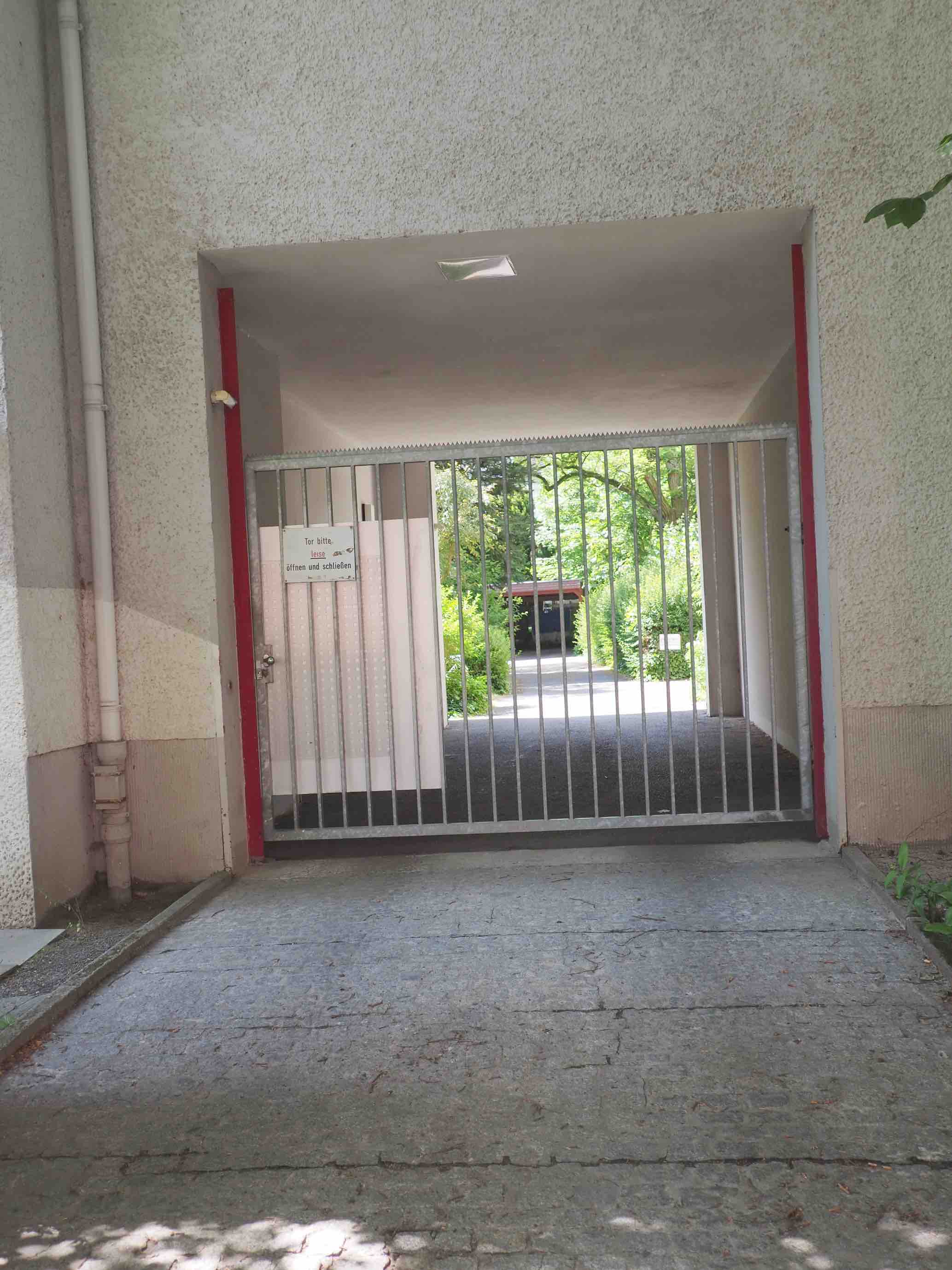 Eingangsbereich mit Metalltor, Betonboden und weiß verputzten Wänden, Salzbrunner Straße 11, 11A, 13, Berlin