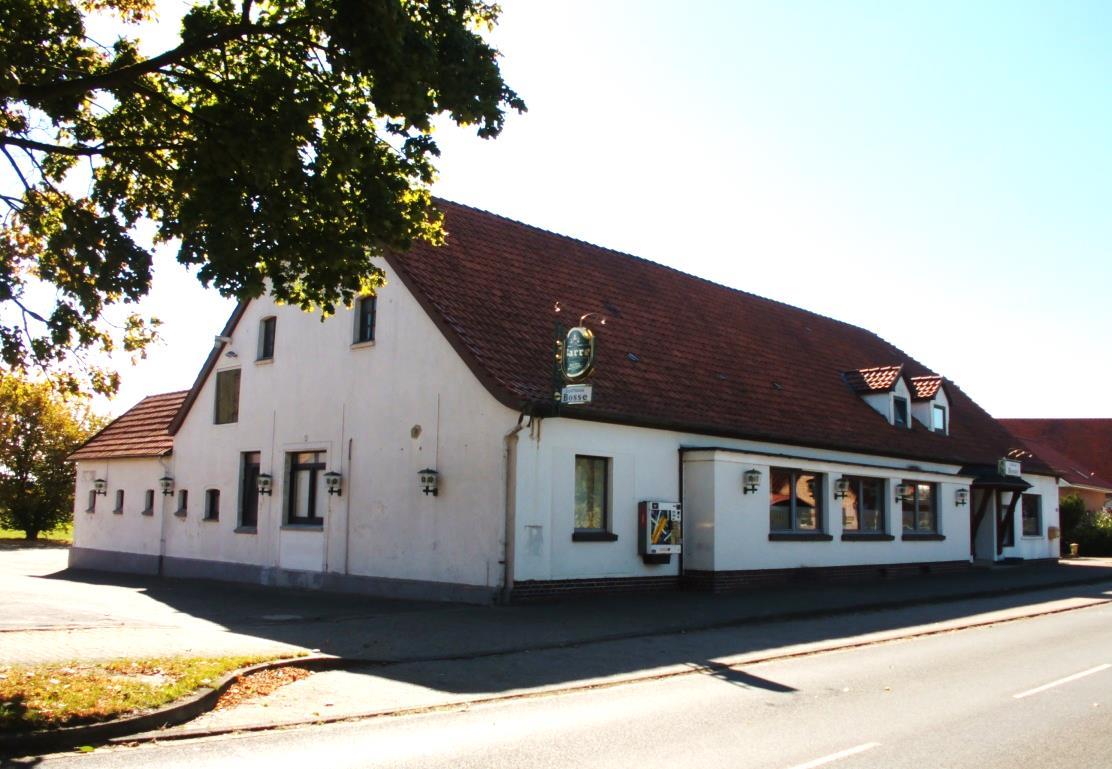 Weißes Gebäude mit rotem Satteldach an der Stemwederberg-Straße 112 in Stemwede, Frontansicht mit Fenstern und Eingangsbereich