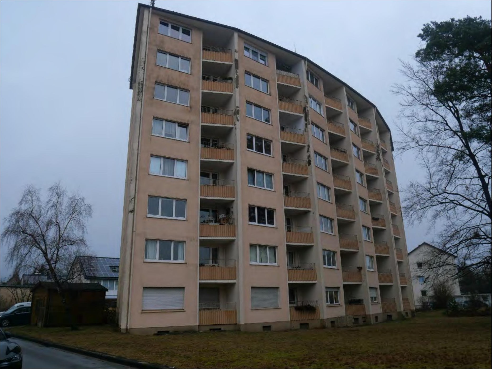 Mehrfamilienhaus mit Balkonen und Fenstern, Außenansicht vorne, Rheinallee 117, Bielefeld