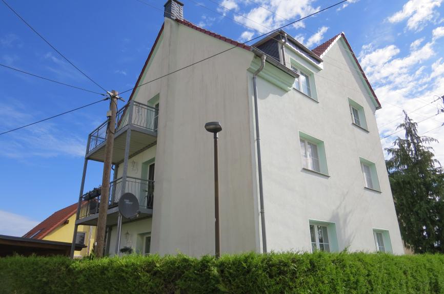 Seitenansicht eines mehrstöckigen Wohnhauses mit Balkonen, Fenstern und Dach im Stadtteil Meuselwitz, Lützowstraße 34