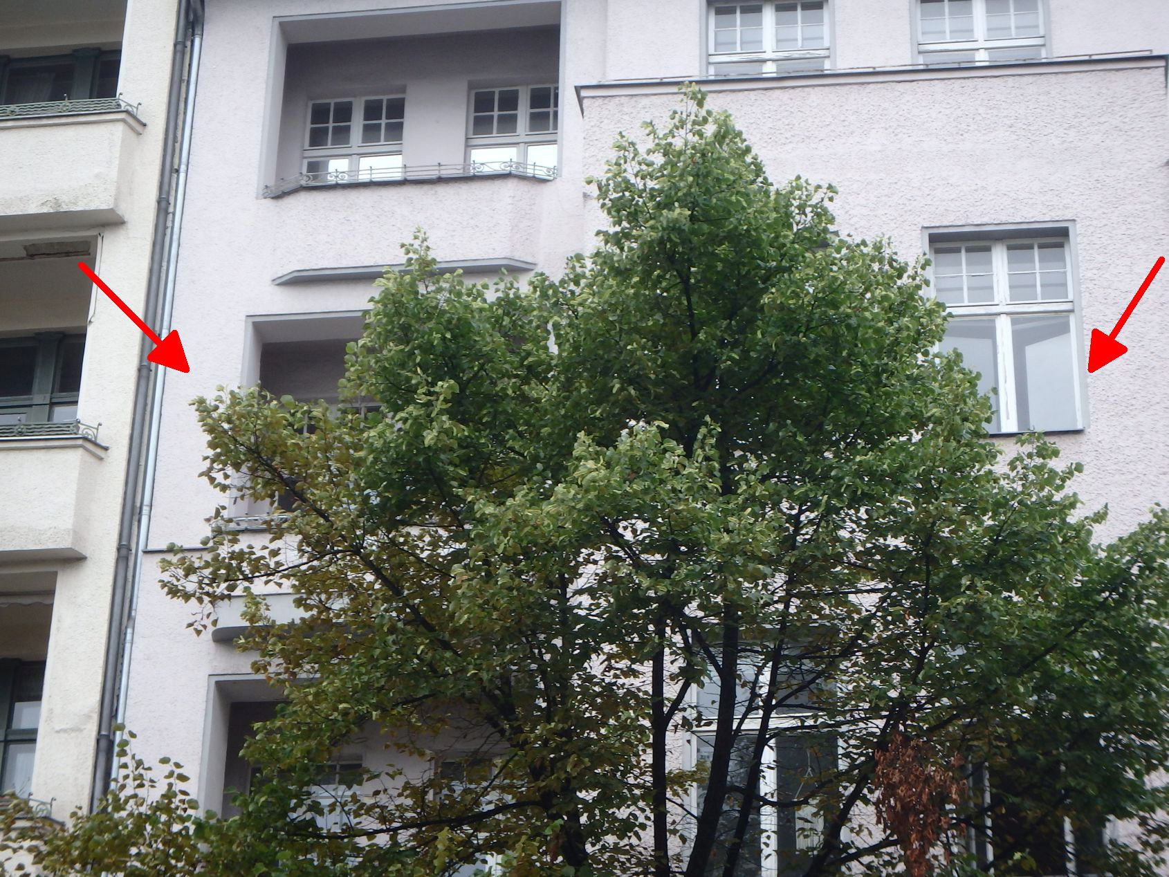 Außenansicht eines Mehrfamilienhauses mit Fenstern, Balkonen und Bäumen im Vordergrund, Leibnizstraße 70, Berlin