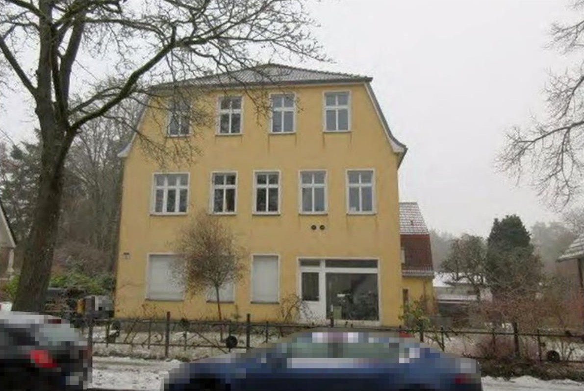 Gelbes Mehrfamilienhaus mit Eingang und Fenstern, vorne gesehen, im Winter mit leichtem Schnee, Hohen Neuendorf, Clara-Zetkin-Straße 27