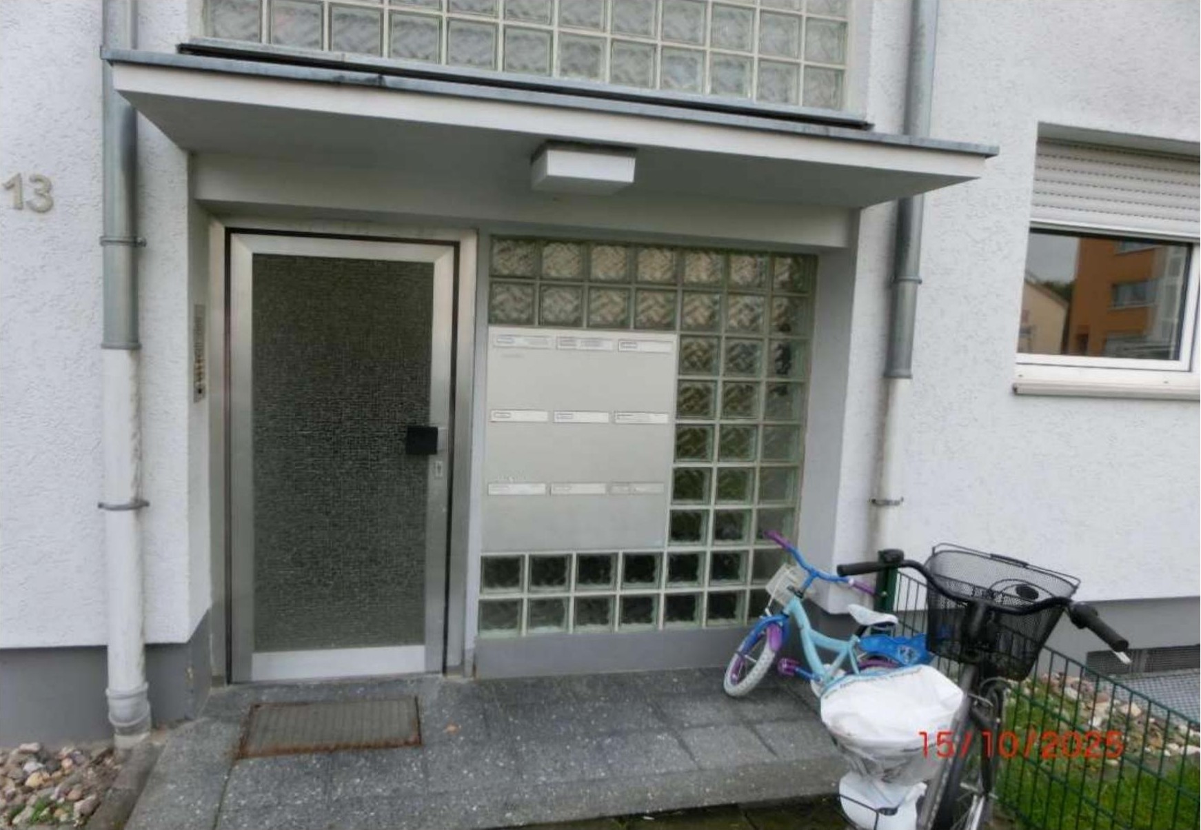 Eingangsbereich der Eigentumswohnung Stralsunder Straße 13 in Troisdorf mit Tür, Briefkästen und Glasbausteinen