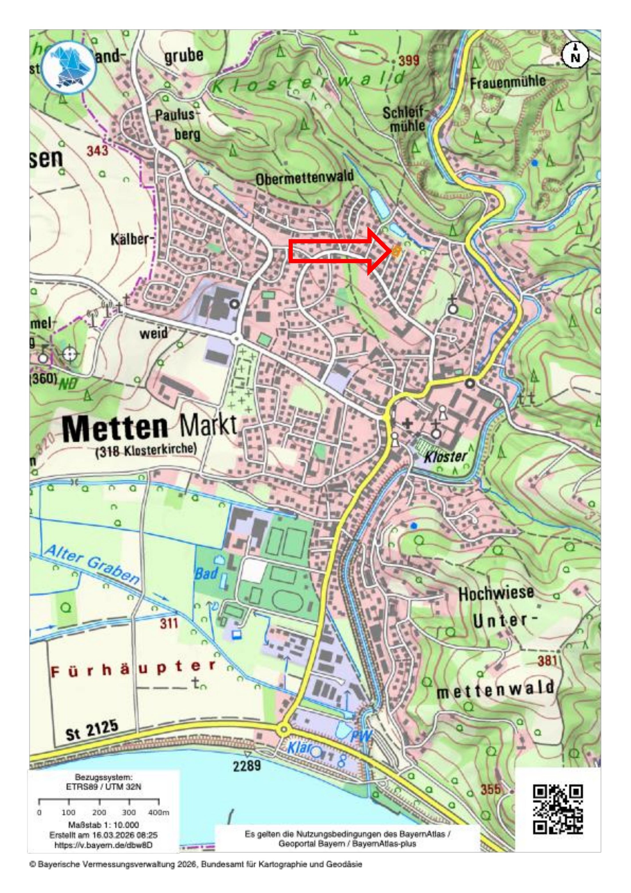 Lagekarte von Metten Markt mit Straßen, Höhenlinien und Gewässern; roter Pfeil markiert einen Bereich im Ortsteil Obermettenwald