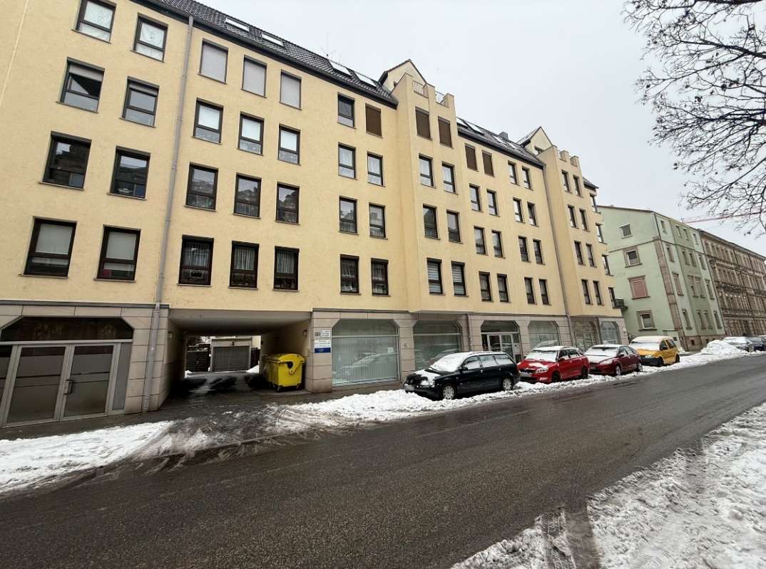 Gebäudeansicht der Simonstraße 8–12 in Fürth mit mehrstöckiger Fassade, Fenstern und verschneiter Straße vor dem Eingangsbereich