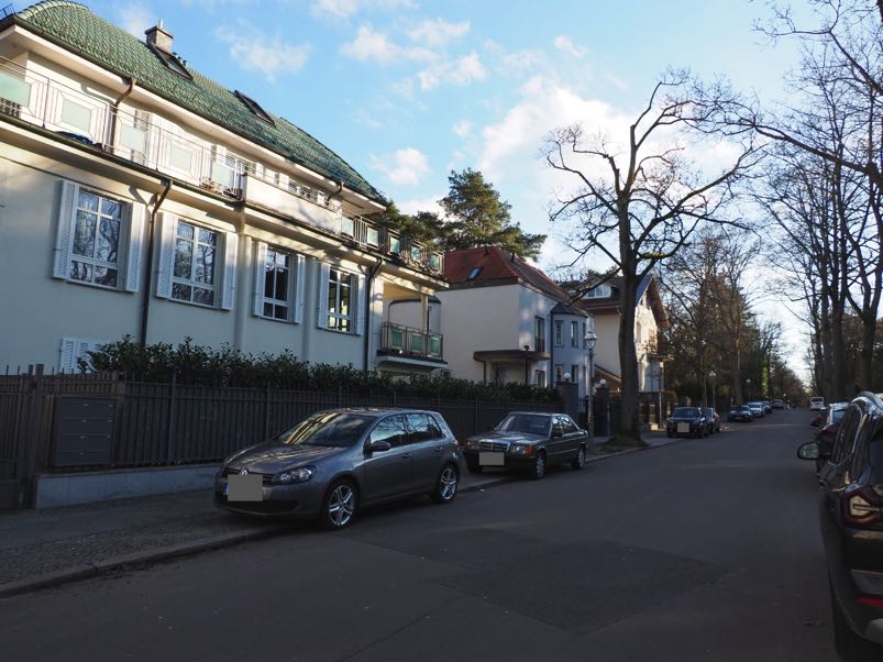 Seitenansicht eines Mehrfamilienhauses mit grünem Dach und Balkonen an der Kronberger Str. 2 in Berlin, 14193
