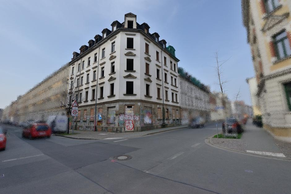 Eckhaus in Leipzig, Wigandstraße 28, mit mehreren Stockwerken, Dachgauben und Graffiti an der Erdgeschossfassade