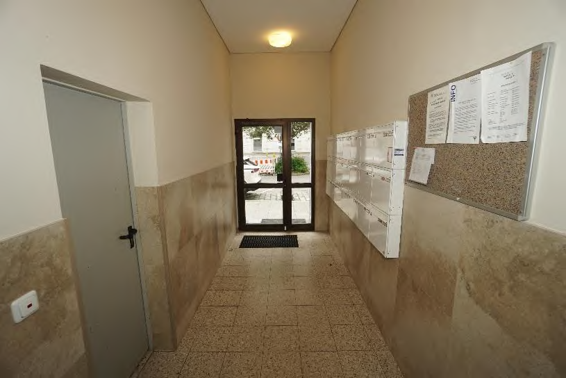Eingangsbereich mit Briefkästen, einer Tür und einer Glastür zum Außenbereich, Reifenstuelstraße 5, München