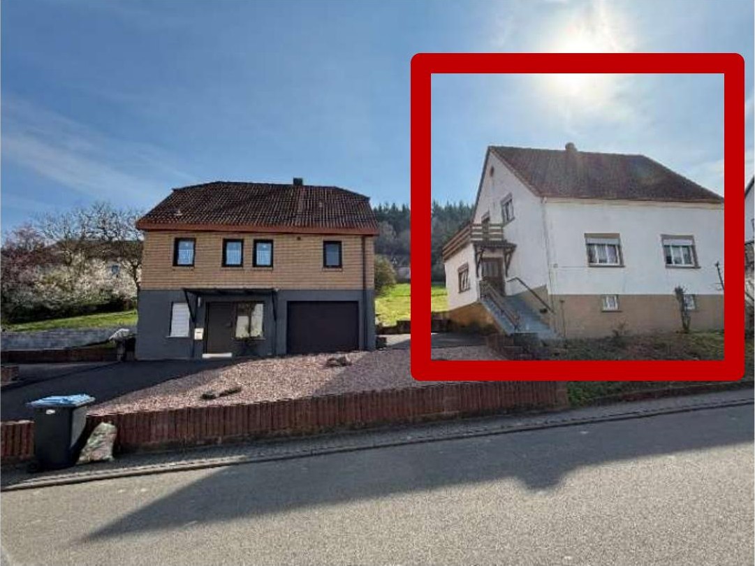 Einfamilienhaus in Rammelsbach, Kandelbrunnenstr. 55, mit Sicht auf Vorderfassade, Eingang, Garage und Vorgarten unter klarem Himmel
