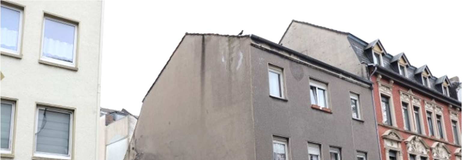 Seitenansicht eines Mehrfamilienhauses mit angrenzenden Gebäuden, Fenstern und Dachfirst in Dortmund, Zimmerstr. 57