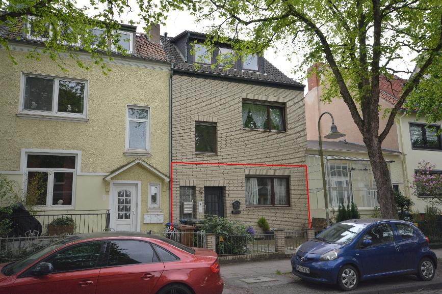 Außenansicht der Wohnhausfassade in Bremen, Moorstr. 7, mit markierter Eigentumswohnung im Erdgeschoss und Obergeschoss