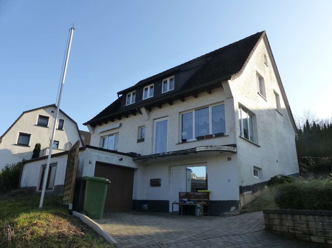 Zweifamilienhaus Freithoffstraße 20 in Finnentrop, Außenansicht vorne mit Eingang, Fenstern und Dach