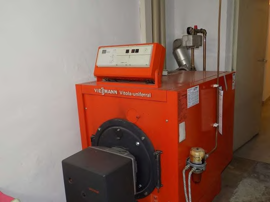 Große orange Viessmann Heizungsanlage im Keller mit Rohrleitungen und Armaturen