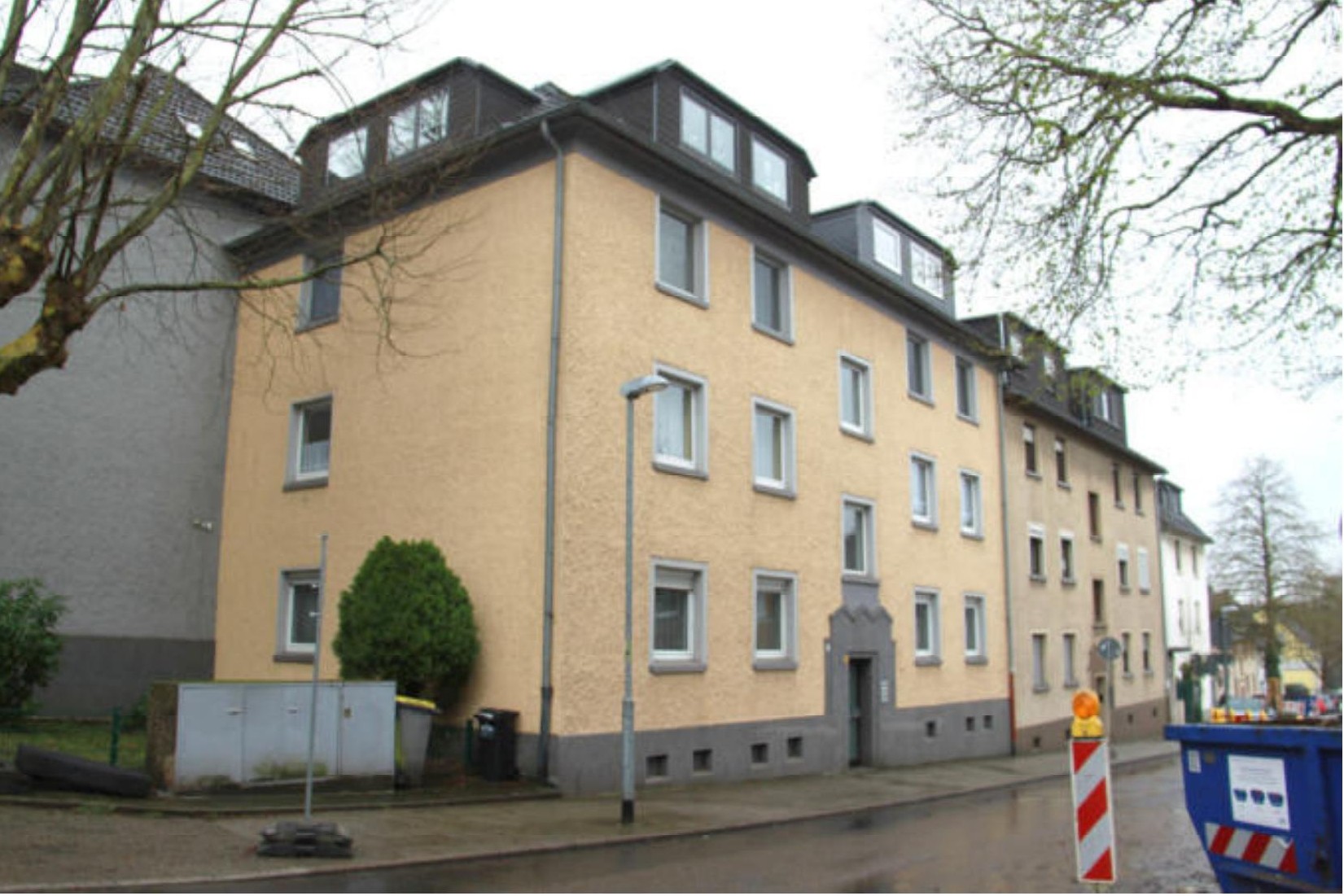 Gelbe Mehrfamilienwohnung mit grauem Sockel und Dachgauben in Essen, Münsterhausen 1, Bergmühle 13, Münzstraße 2