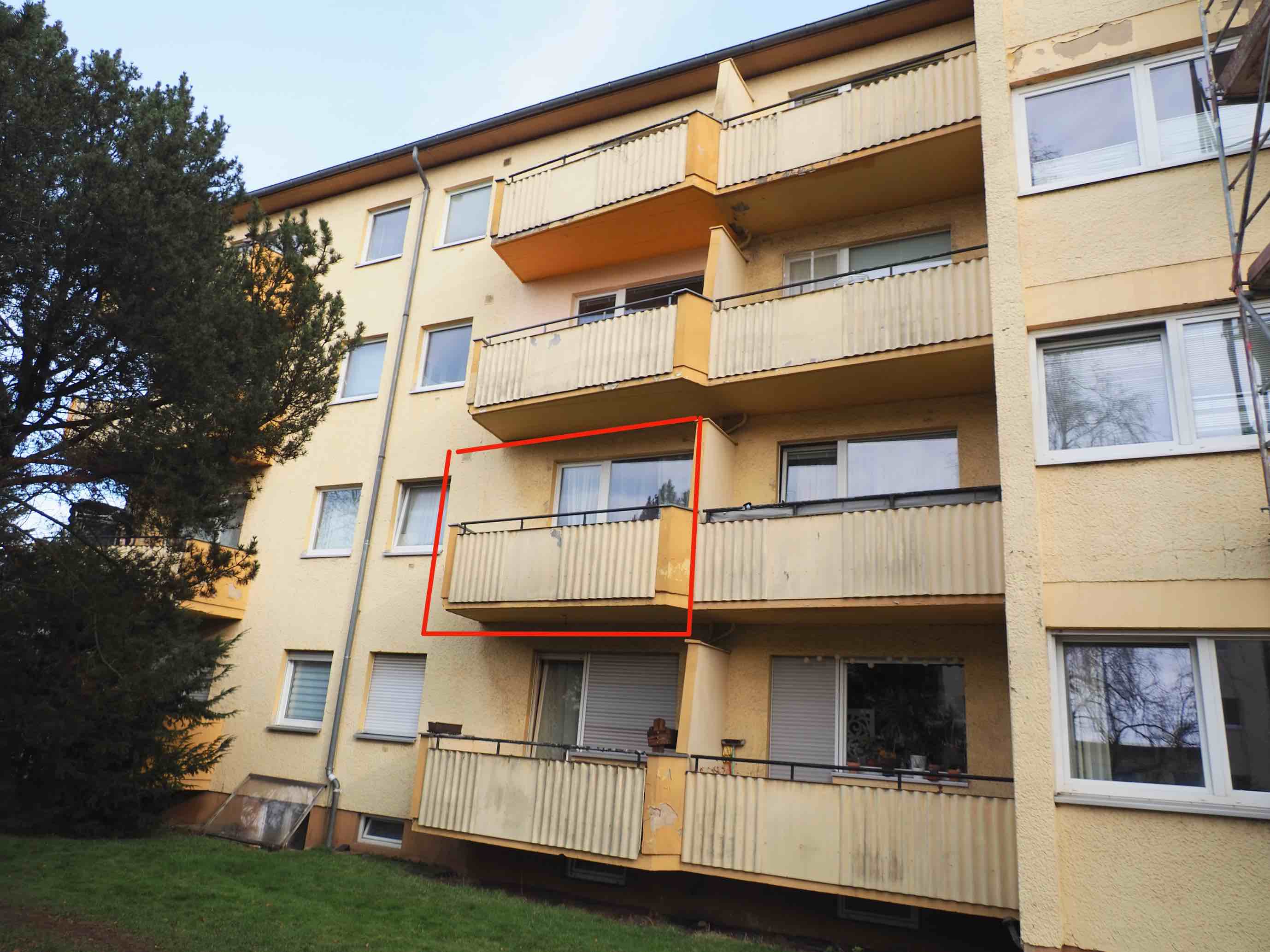 Außenansicht eines Mehrfamilienhauses mit Balkonen, Berlin, Grünlingweg 11, Eigentumswohnung