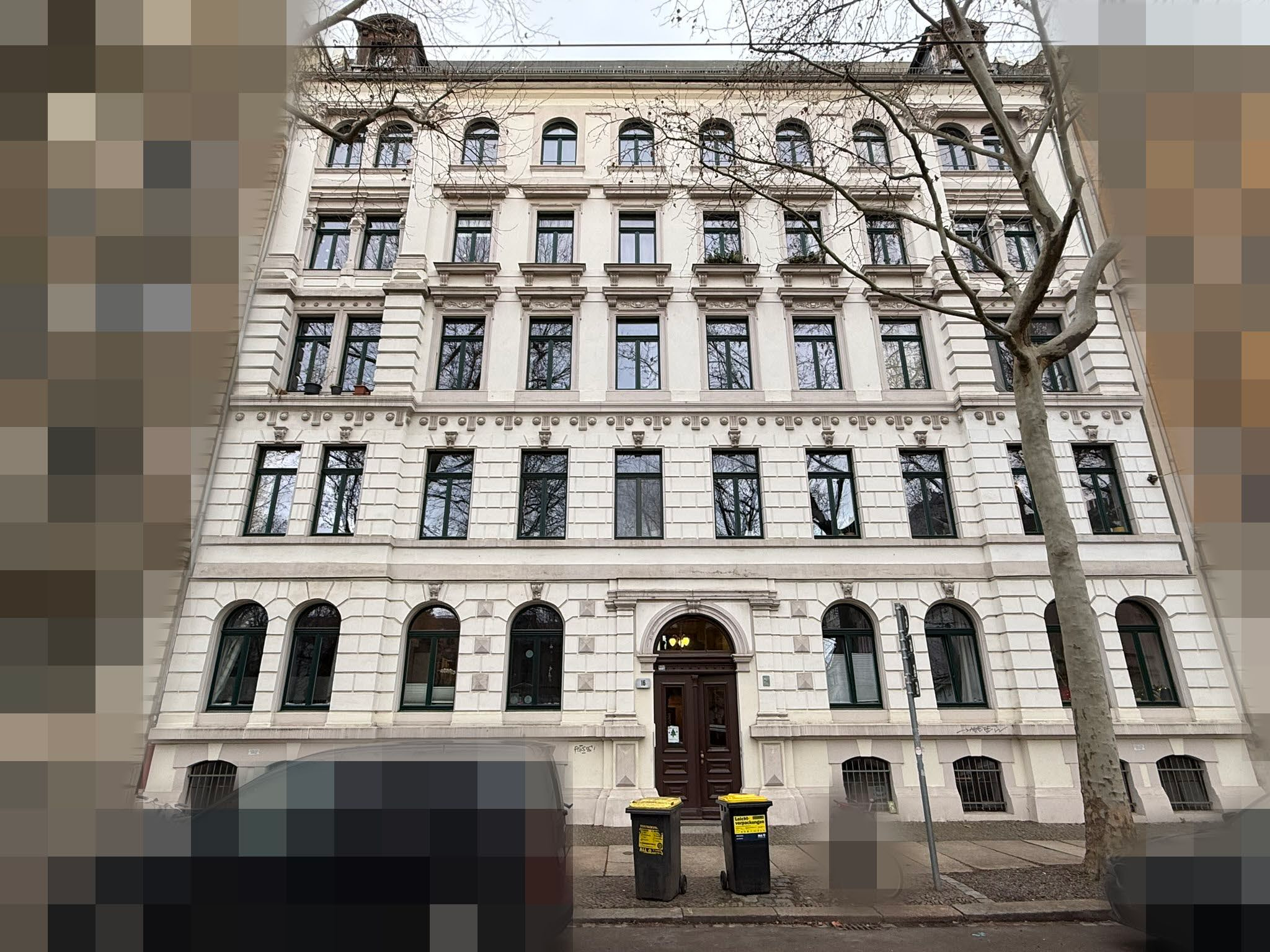 Fassade eines mehrstöckigen Wohnhauses mit Eingangstür und Fenstern, Feuerbachstraße 16, Leipzig