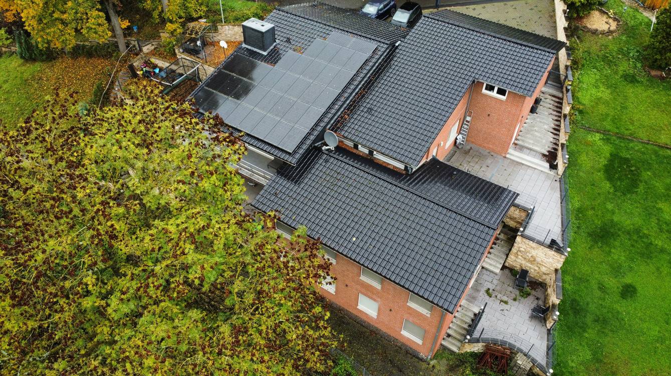 Luftbild eines Einfamilienhauses mit Dach, Garten und umliegenden Bäumen in Göttingen, Am Heilgenhäuschen 1