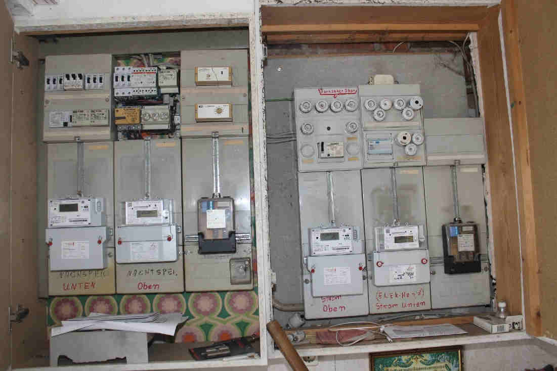 Elektrische Verteilungskästen mit Zähler und Schaltern in einem Innenraum des Einfamilienhauses in Aerzen, Am Markt 4