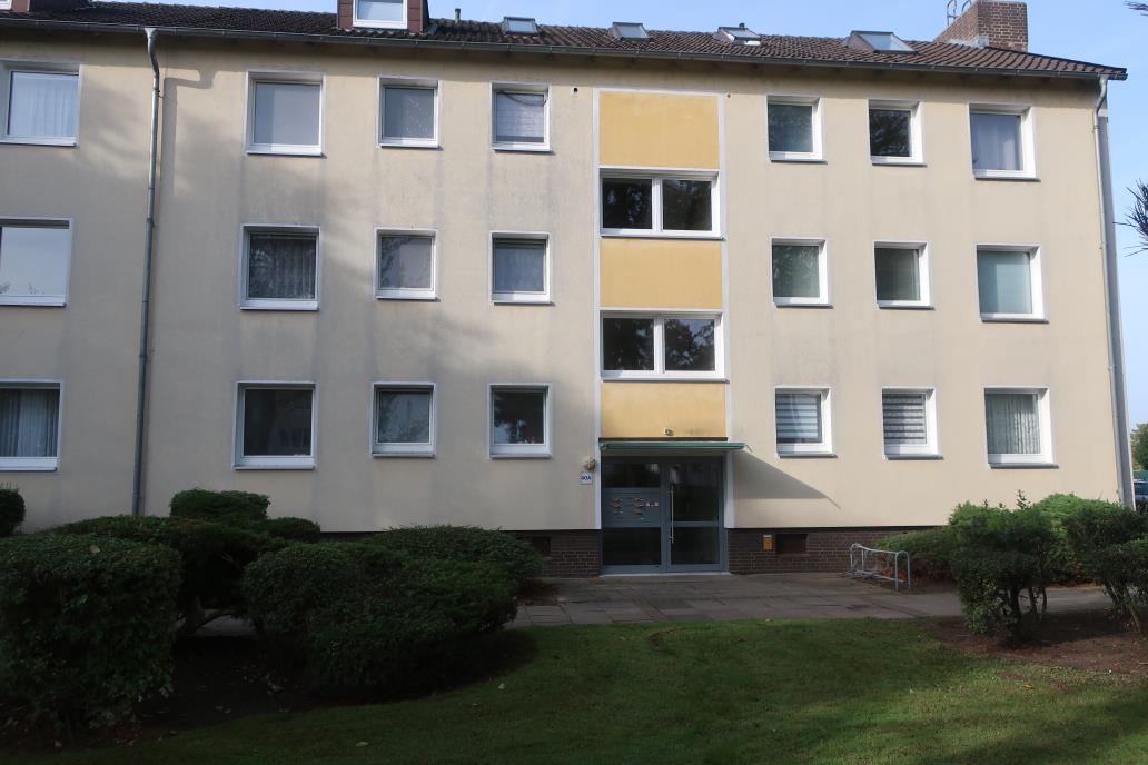 Vorderansicht eines mehrstöckigen Wohnhauses mit Eingang, Fenstern und Grünanlagen in Peine, Kommerzienrat-Meyer-Allee 40 A