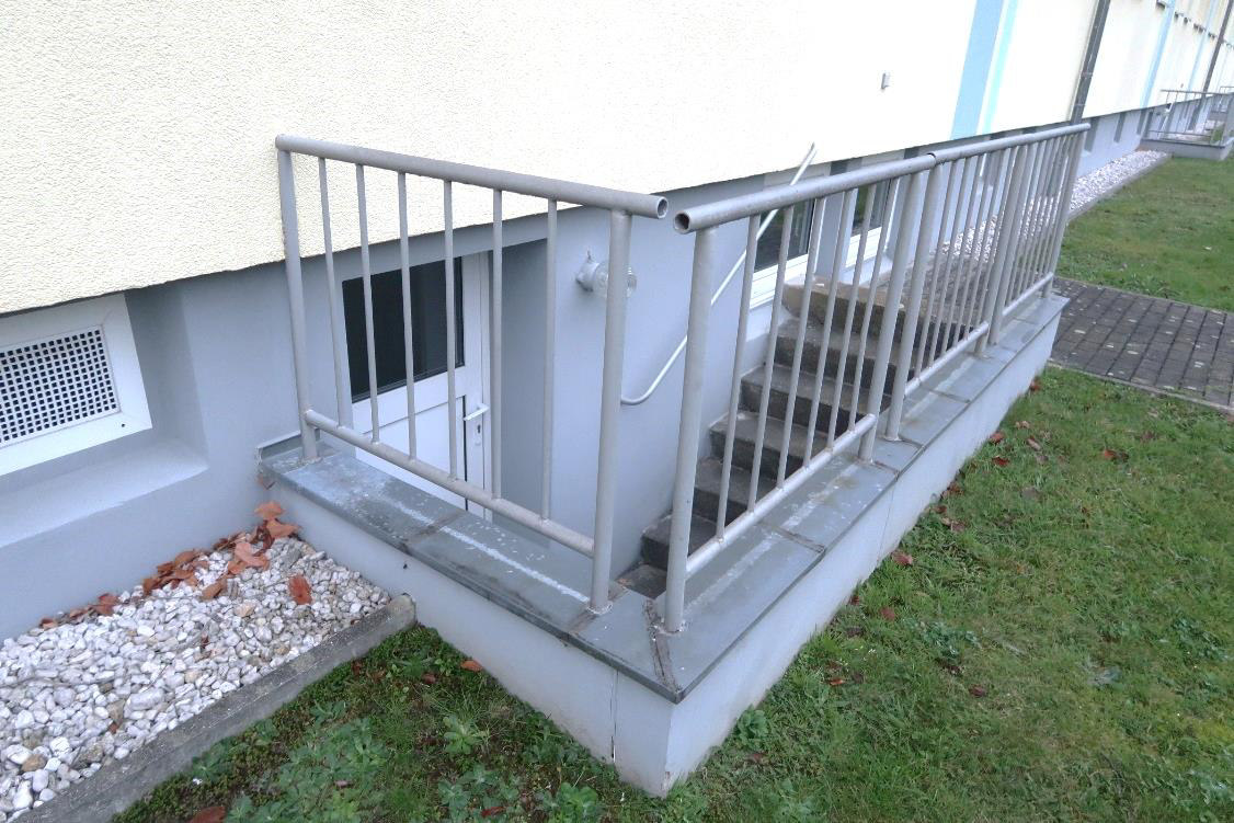 Außenansicht des Eingangs mit Stufen und Metallgeländer zur Eigentumswohnung in Bad Lausick, Goethestraße 2