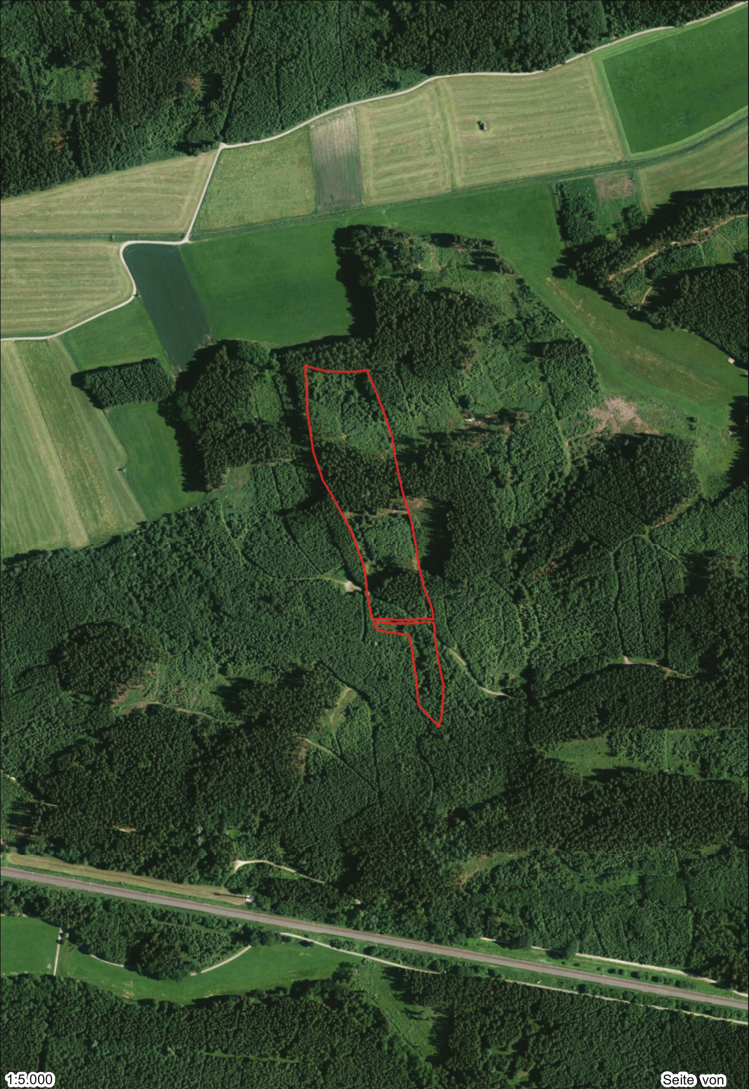 Luftbild eines land- und forstwirtschaftlich genutzten Grundstücks in Ustersbach mit roter Umrandung des Parzellenbereichs, umgeben von Wäldern und Ackerflächen
