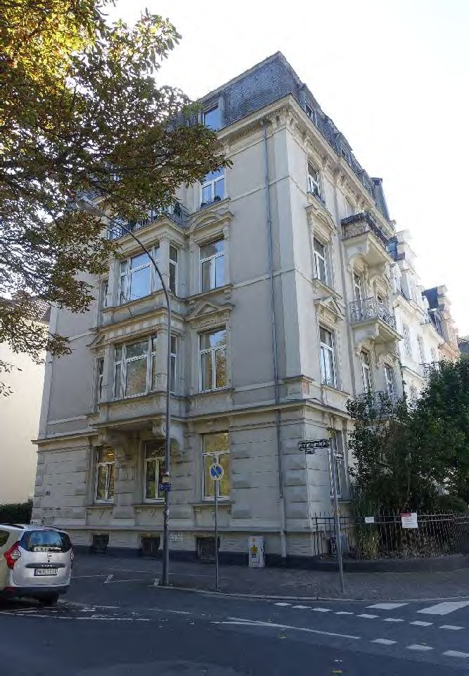 Fassade eines mehrstöckigen Wohn- und Geschäftshauses an der Ecke Fürstenbergerstraße 223 in Frankfurt am Main, mit Balkonen und Fenstern