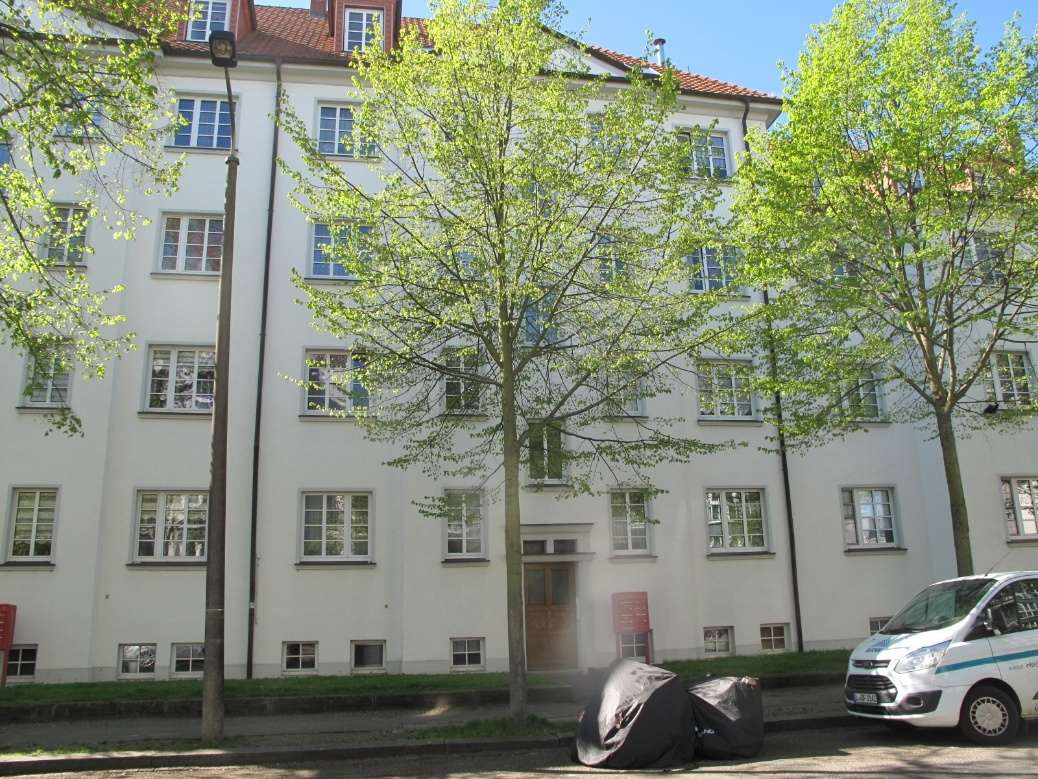 Fassade eines mehrstöckigen Wohnhauses mit Fenstern, Eingang und Bäumen vor dem Gebäude in Leipzig, Anton-Zickmantel-Straße 29 / Giordano-Bruno-Straße 28