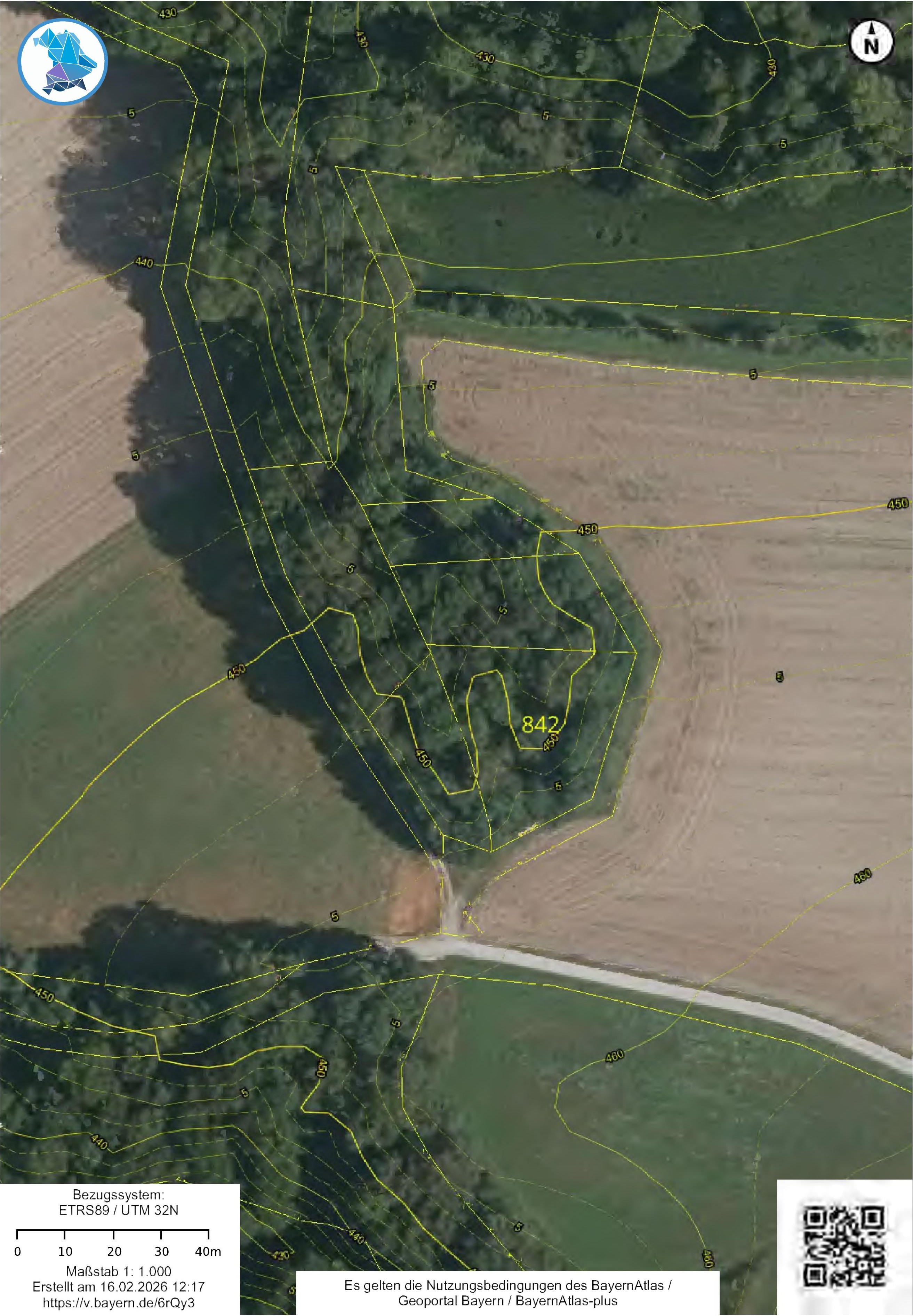 Luftbild eines landwirtschaftlich und forstwirtschaftlich genutzten Grundstücks mit Höhenlinien und Geländemarker bei Hüttenkofen, Griesfeld