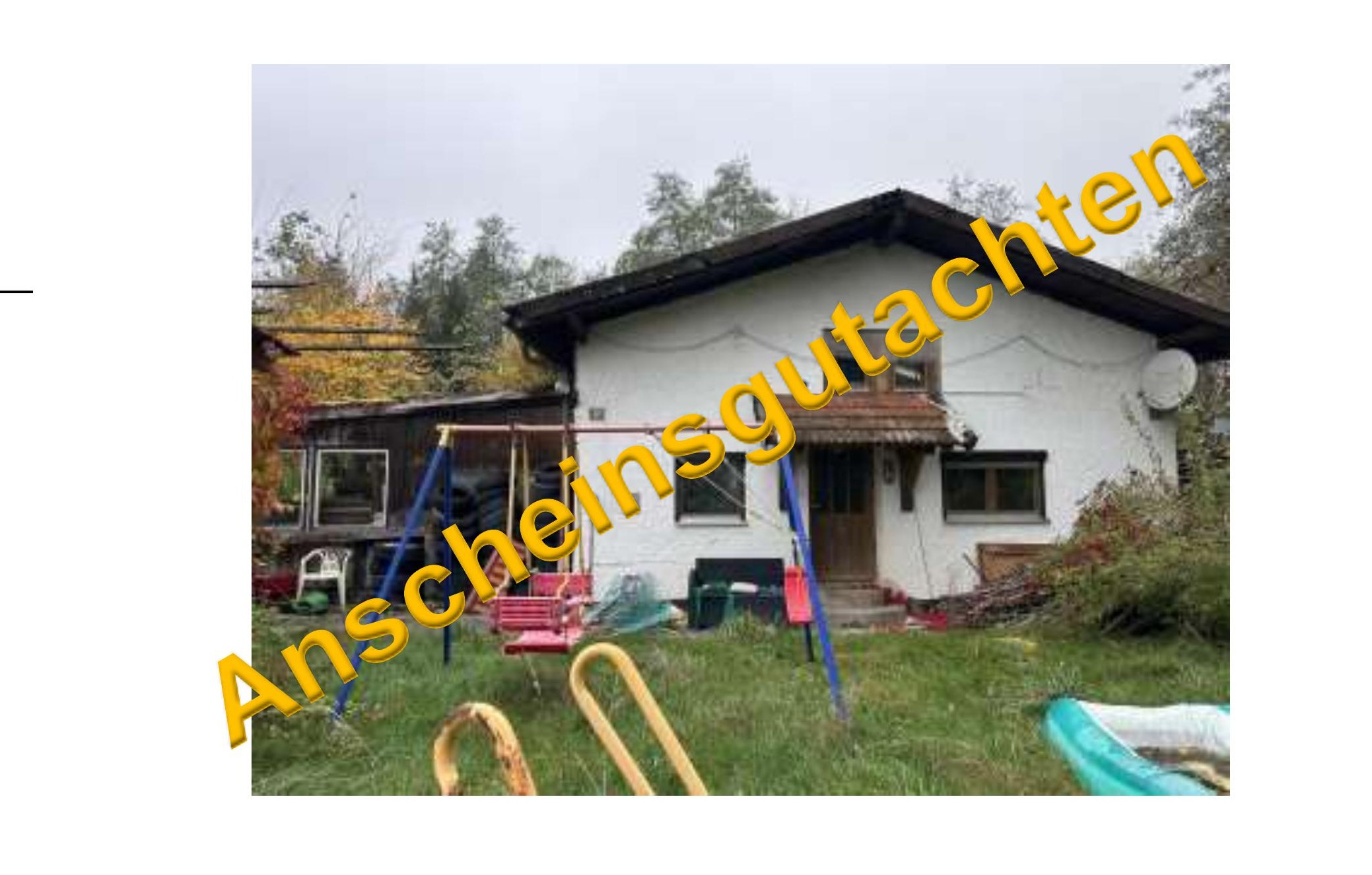 Vorderansicht eines weißen Einfamilienhauses mit dunklem Dach, Eingangstür, Fenstern und Garten mit Spielgeräten in Bad Griesbach, Thal 20