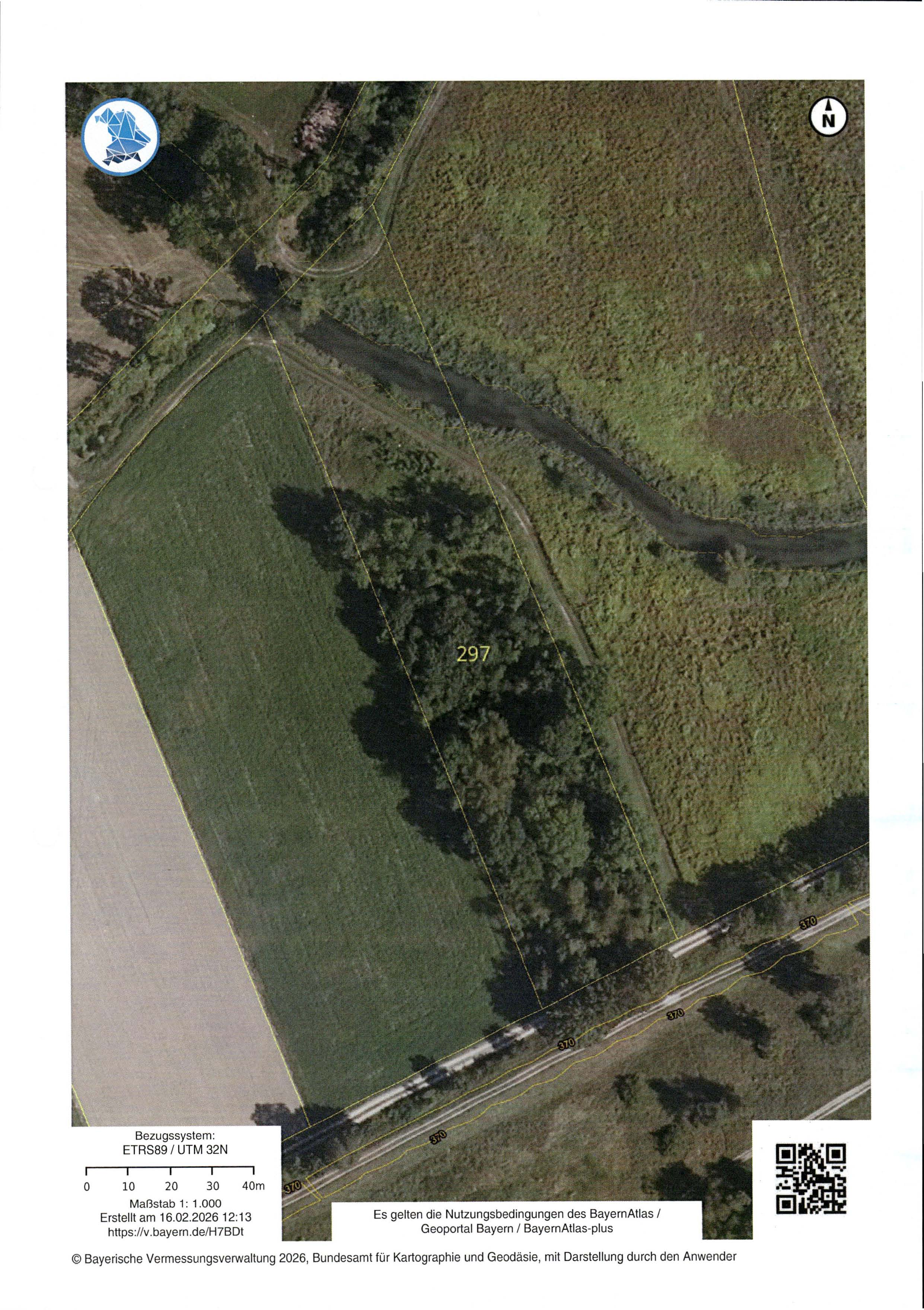 Luftbild des Grundstücks 297 in Niederaichbach mit angrenzenden Feldern, Wald und Straße, Maßstab 1:1000, Bezugssystem ETRS89/UTM 32N
