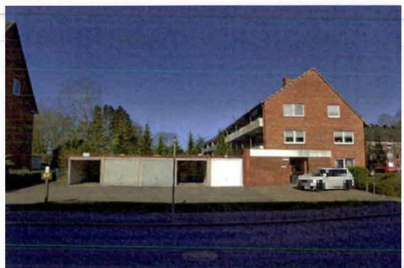 Vorderansicht eines Mehrfamilienhauses aus Backstein mit Garagen und Einfahrt, Dietrich-Bonhoeffer-Straße 3-5, Itzehoe