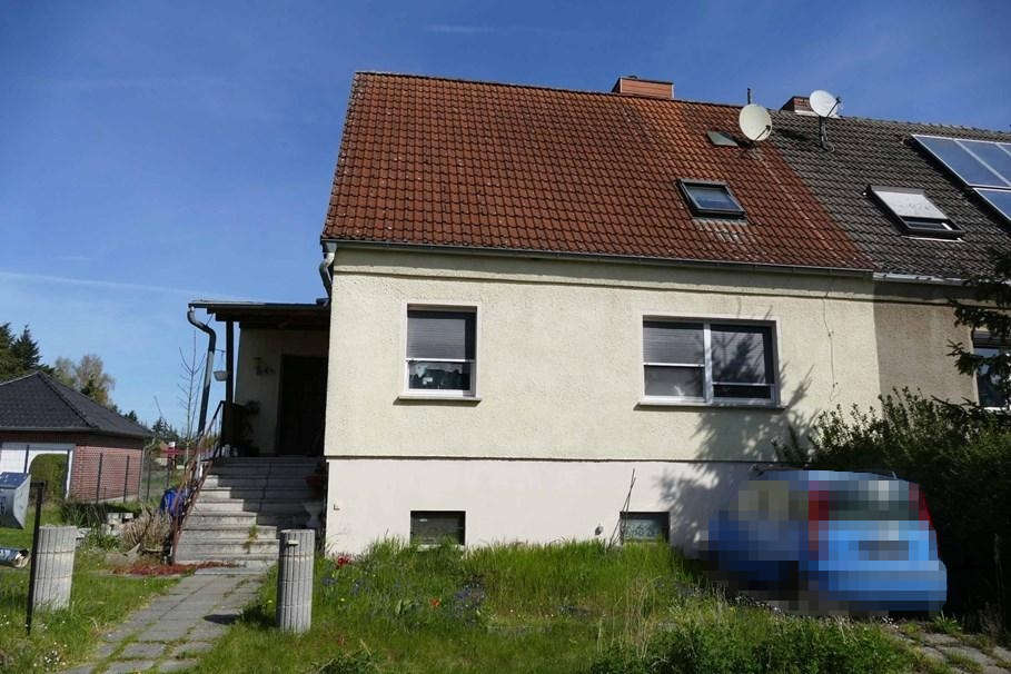 Zweistöckiges Wohnhaus mit braunem Ziegeldach, Eingangstreppe und Vorgarten in Dolle, Braune-Hirsch-Straße 6b
