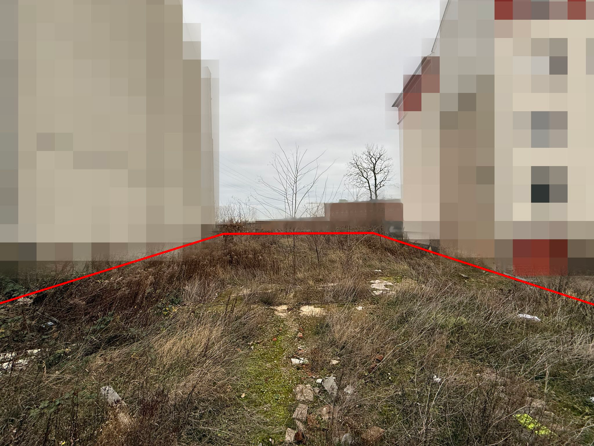 Ungepflegter Gartenbereich zwischen zwei Gebäuden mit trockenem Gras und Unkraut, Leipzig, Fliederhof 3