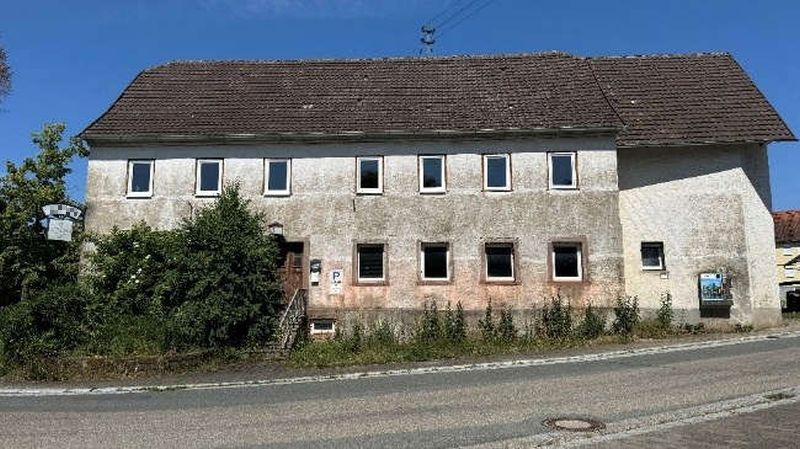 Zweistöckiges Gebäude mit braunem Dach und mehreren Fenstern an der Ahornstraße 1 in Königheim-Brehmen