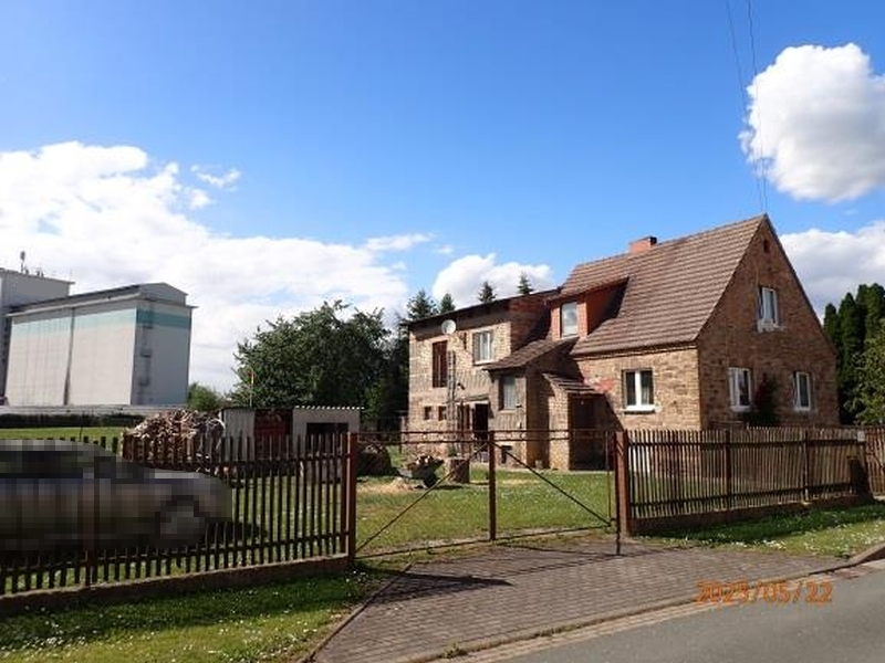 Einfamilienhaus mit Garten und Zäunen in Reinsdorf