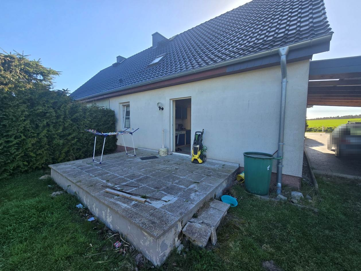 Hinterseite eines Doppelhaushälften mit Terrasse und Garten