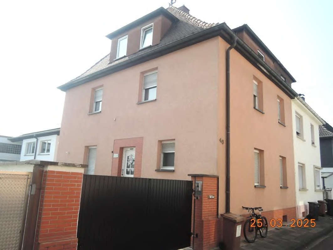 Einfamilienhaus in Ludwigshafen-Oppau, Gabelsbergerstraße 46, mit rosafarbener Fassade, Dachgauben und Eingangstür im Erdgeschoss