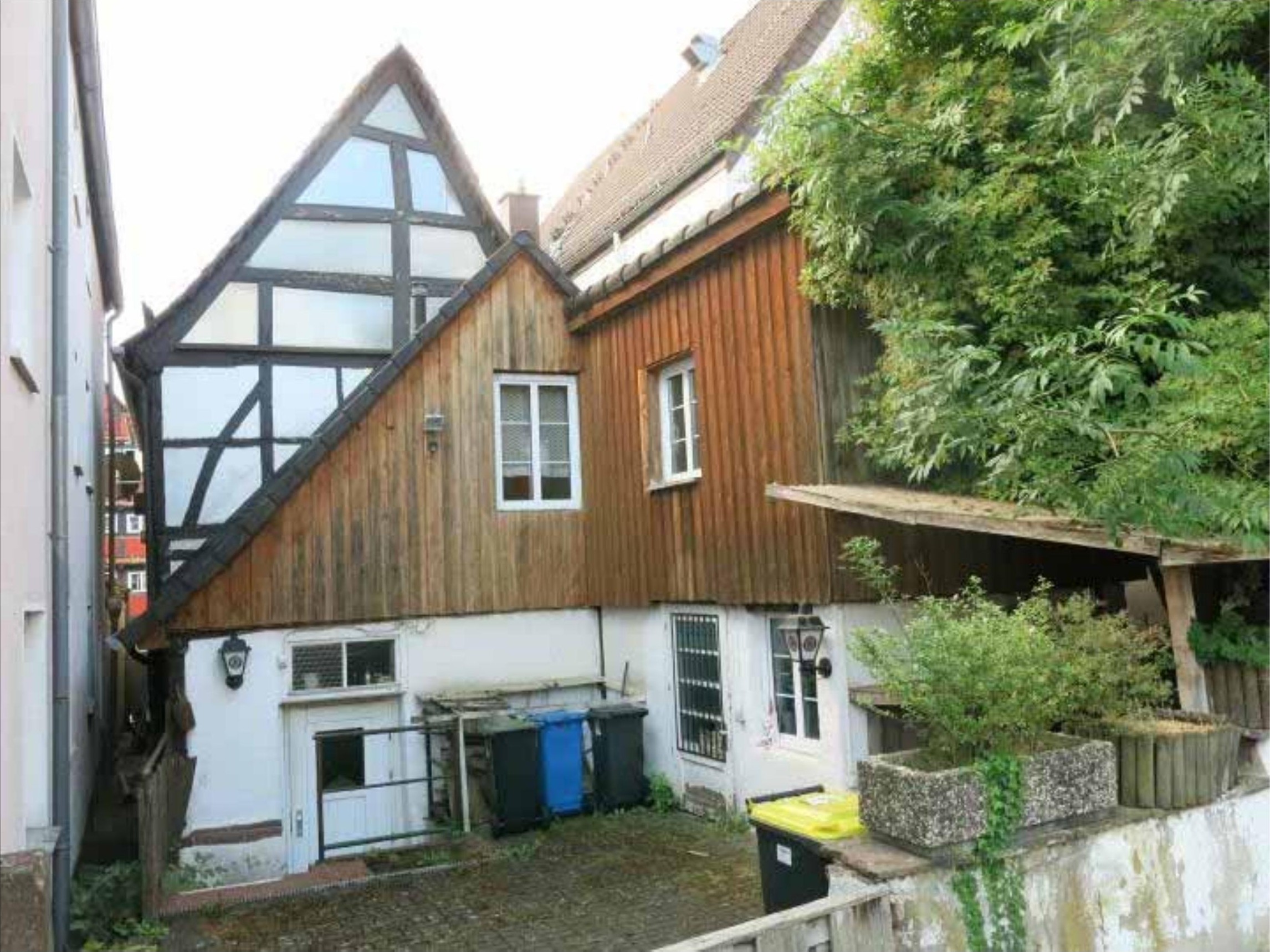 Rückansicht eines Wohn-/Geschäftshauses mit Fachwerk- und Holzfassade, Fenstern, Türen und Gartenbereich in Höxter, Westerbachstraße 44