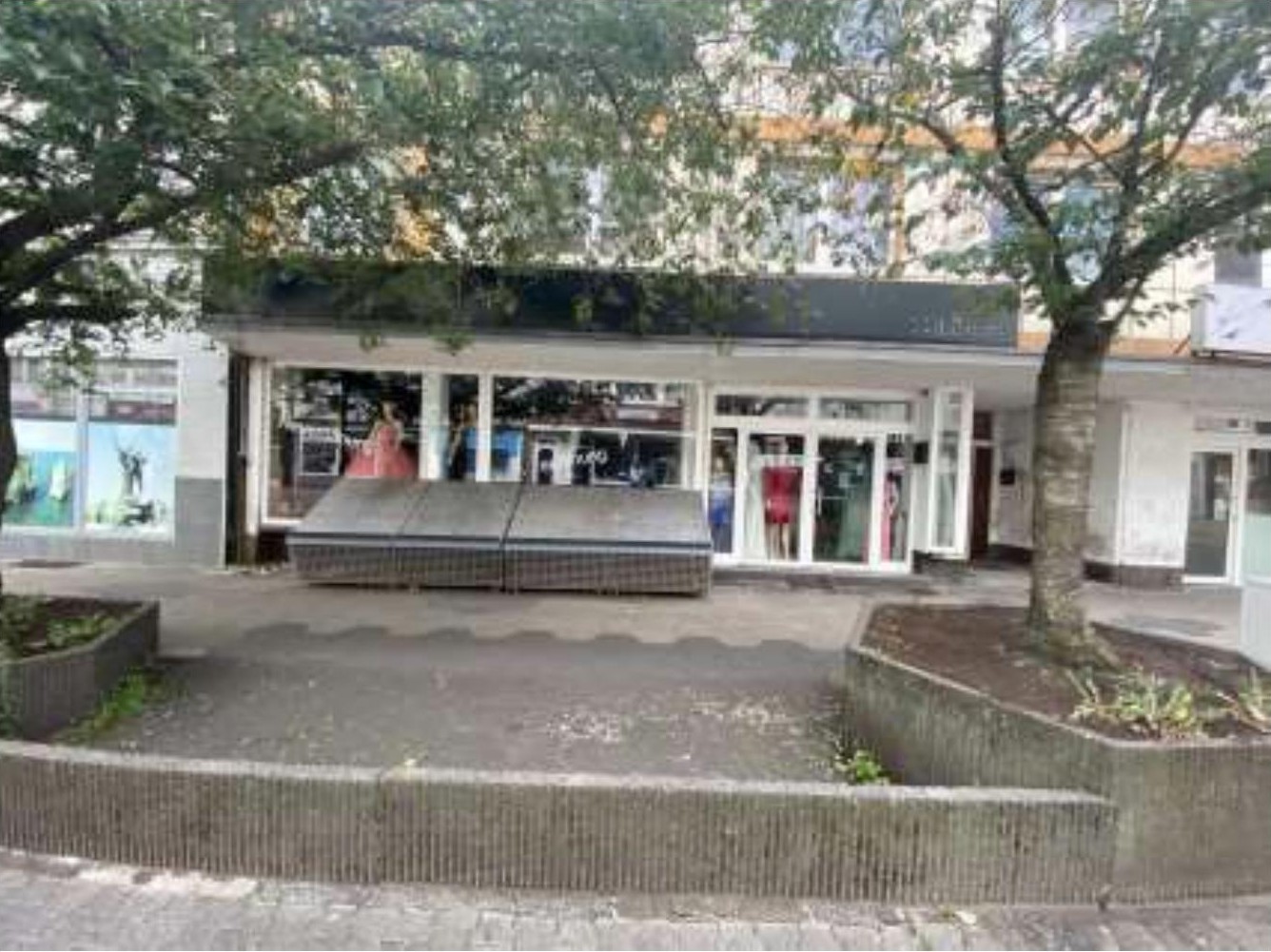 Eingangsbereich eines Gebäudes mit Glasfront, Schaufenstern und Bäumen im Vorgarten, Kaiser-Wilhelm-Straße 270/272, Duisburg