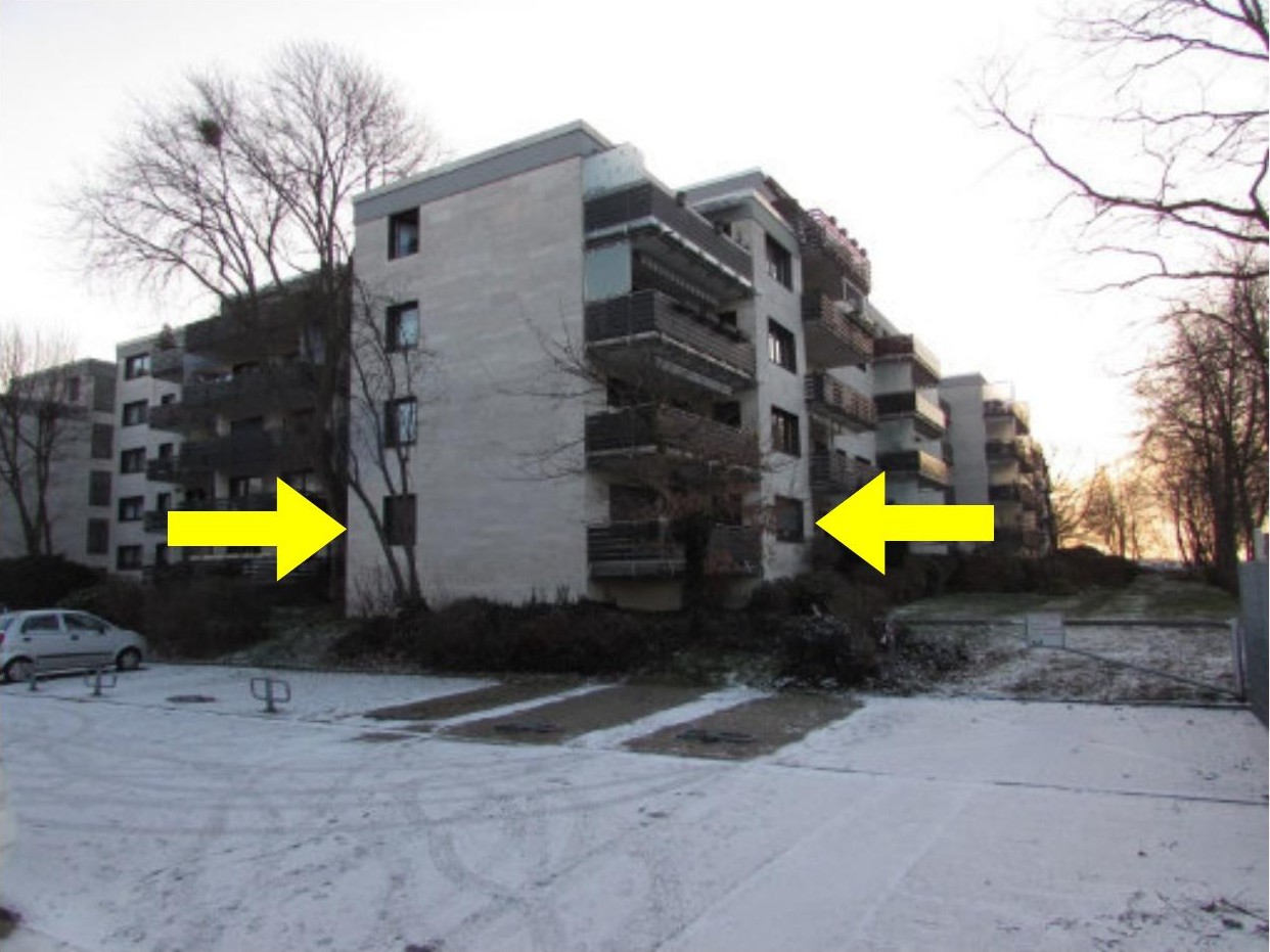 Seitenansicht eines mehrstöckigen Wohngebäudes im Wohnpark 37, Bergheim-Ahe, mit Balkonen und schneebedecktem Grundstück