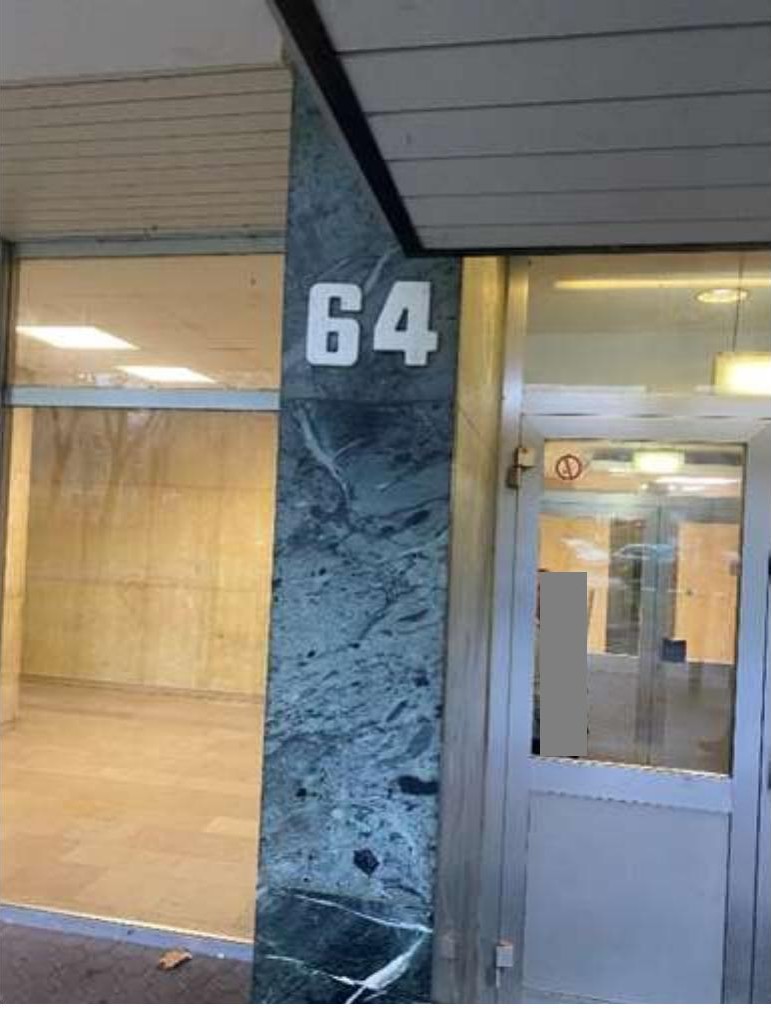 Eingangsbereich der Ottostr. 64 in Duisburg mit Marmorpfosten und der Hausnummer 64, daneben Fenster mit Sperrholzverkleidung