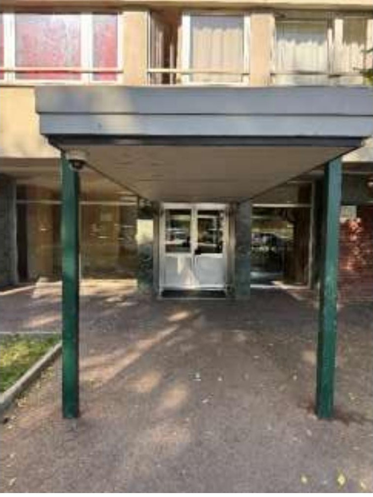 Eingangsbereich eines Gebäudes mit überdachtem Vordach, grünen Stützpfeilern und Glastüren, Ottostr. 64, Duisburg
