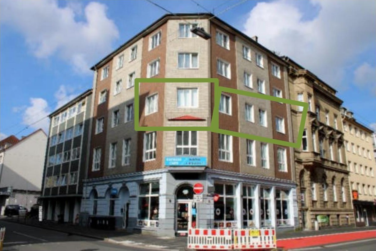 Eckhaus in Hagen, Hindenburgstr. 20, mit Ladenlokal im Erdgeschoss und Wohnungen darüber, Tagesszene unter blauem Himmel