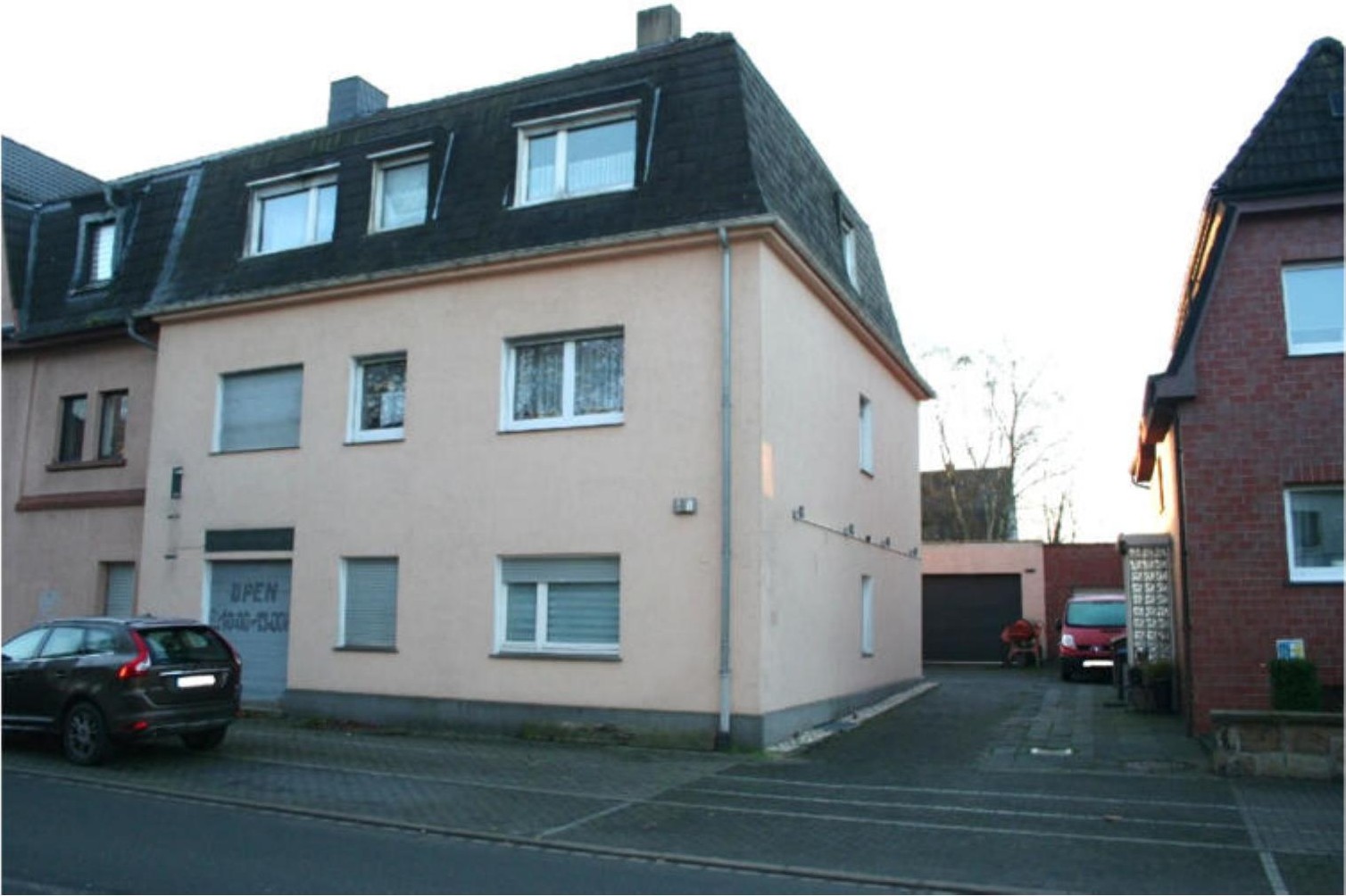 Seitenansicht eines mehrstöckigen Gebäudes mit Dachgauben, Fenstern und angrenzenden Häusern in Castrop-Rauxel, Gerther Str. 67