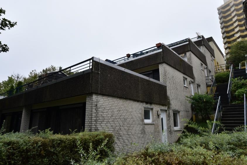 Seitenansicht eines mehrstöckigen Wohngebäudes mit Ziegelmauerwerk, Balkonen und Außentreppe in Braunlage, Am Kurpark 3
