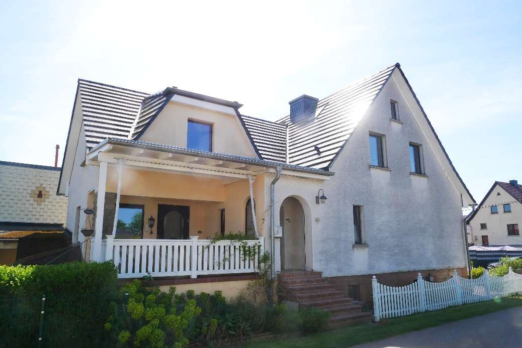 Einfamilienhaus mit Veranda, Eingangstreppe und Vorgarten, Neue Straße 49, Unstrut-Hainich
